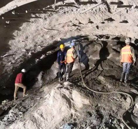 渝水拱顶带模注浆料的施工流程及注意事项